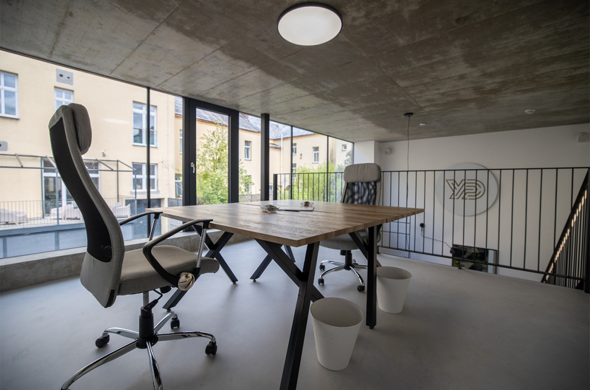 Biurowiec z dużymi przeszkleniami w Ostravie