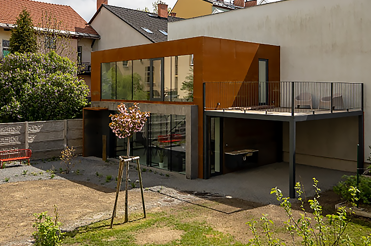 Biurowiec z dużymi przeszkleniami w Ostravie